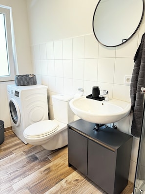 Douche, sĂšche-cheveux, serviettes fournies, savon