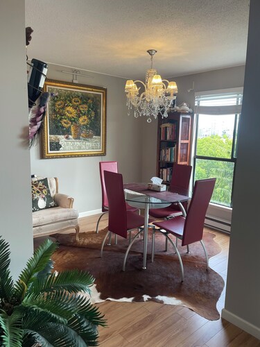 Central location in the city. Close to transportation, mall, pool and more.