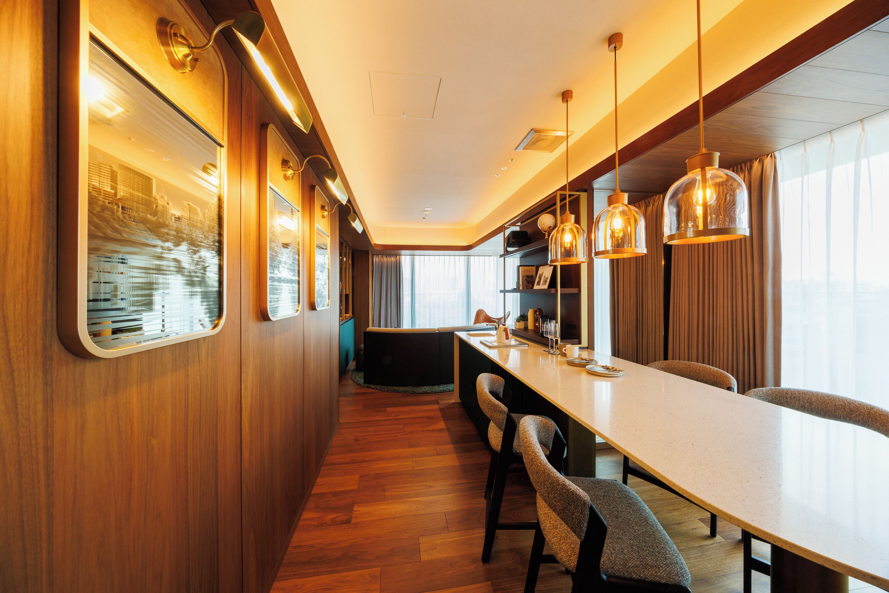 TRACKS-VIEW SUITE with BALCONY, Non Smoking | Down comforters, in-room safe, laptop workspace, soundproofing