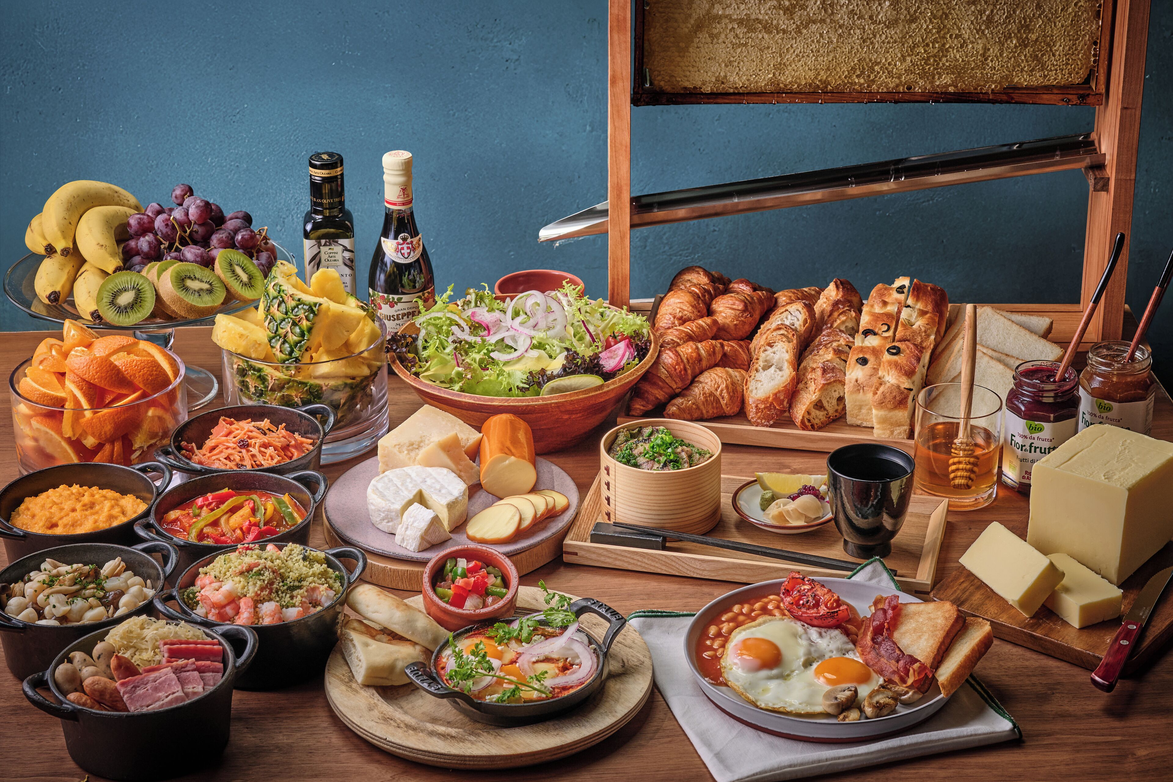 Daily buffet breakfast (JPY 3000 per person)