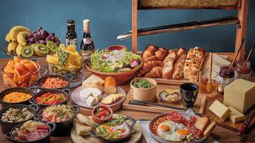 Daily buffet breakfast (JPY 3000 per person)