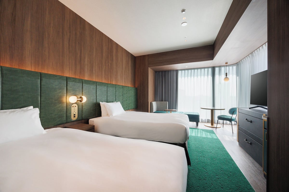 高級雙床房, 非吸煙房, 邊間 | 羽絨被、客房內保險箱、筆電工作空間、隔音