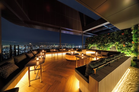 Bar na cobertura. HOTEL METROPOLITAN OIMACHI TRACKS TOKYO