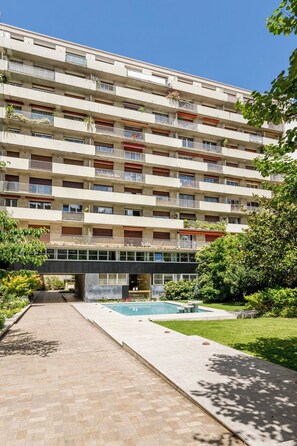 Vista frontal de la propiedad