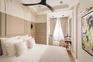 Appartement, uitzicht op de stad | Hypoallergeen beddengoed, pillowtop-bedden, een kluis op de kamer