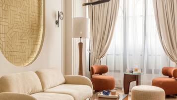 Caja de seguridad en la habitación y cortinas blackout