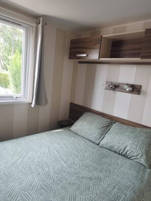 3 chambres, lit de bébé portatif, literie fournie