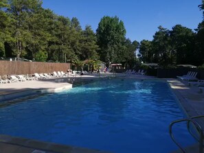 Utomhuspool och uppvärmd pool