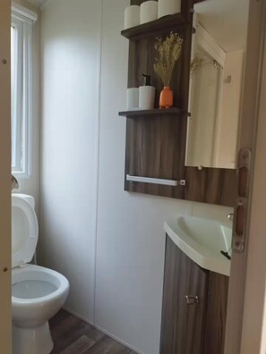 Dusche, Haartrockner, Seife, Toilettenpapier