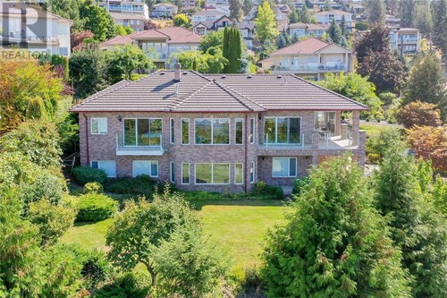 Holiday suite with 2 bedrooms plus a den