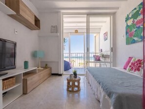 1 bedroom, bed sheets