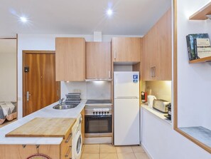 Kühlschrank, Mikrowelle, Ofen, Wasserkocher mit Kaffee-/Teezubehör