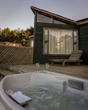 Outdoor spa tub - Ocaso Cabin with beautiful ocean view (Laguna Verde)