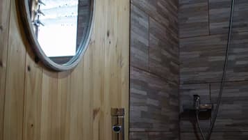 Secadora de cabello, toallas, jabón, papel de baño