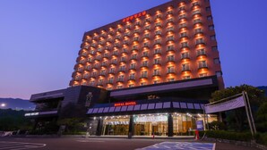 Un hotel con numerosos balcones, una cafetería y un letrero que indica que es un Royal Hotel.