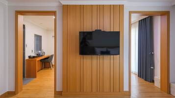 ๋๋ญ์ค ํธ๋ฆฌํ๋ฃธ, ์ฐ ์ ๋ง | ์ฑ
์, ๋ฌด๋ฃ WiFi