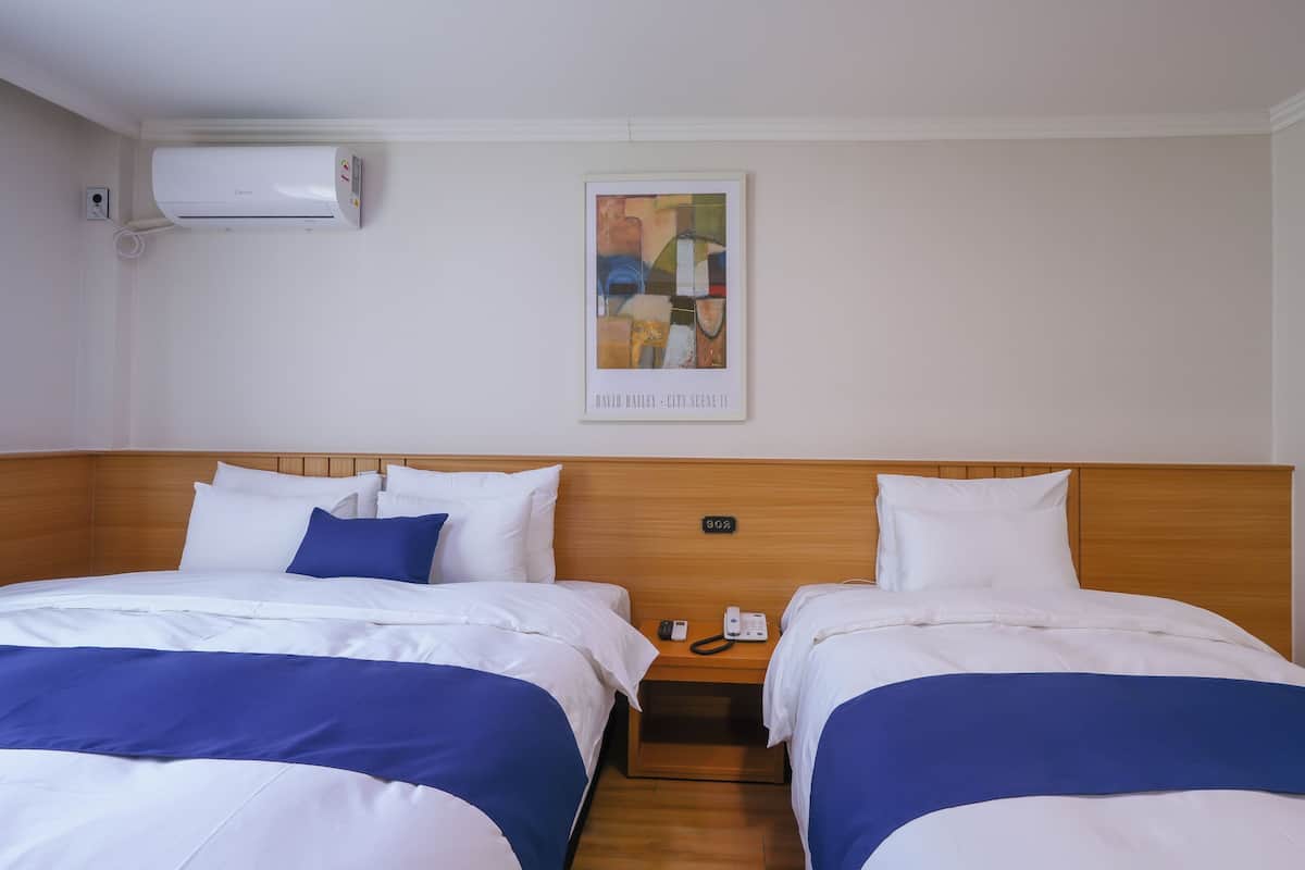 Deluxe Triple Room, Mountain View | Desk, WiFi (free)