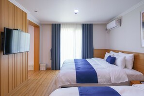 Habitación triple Deluxe, vista a la montaña | Escritorio y wifi gratis 