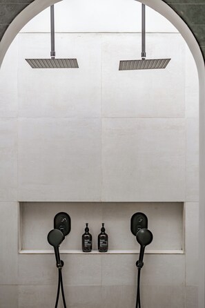 Luxe villa, uitzicht op zwembad | Badkamer | Een douche, een haardroger, handdoeken