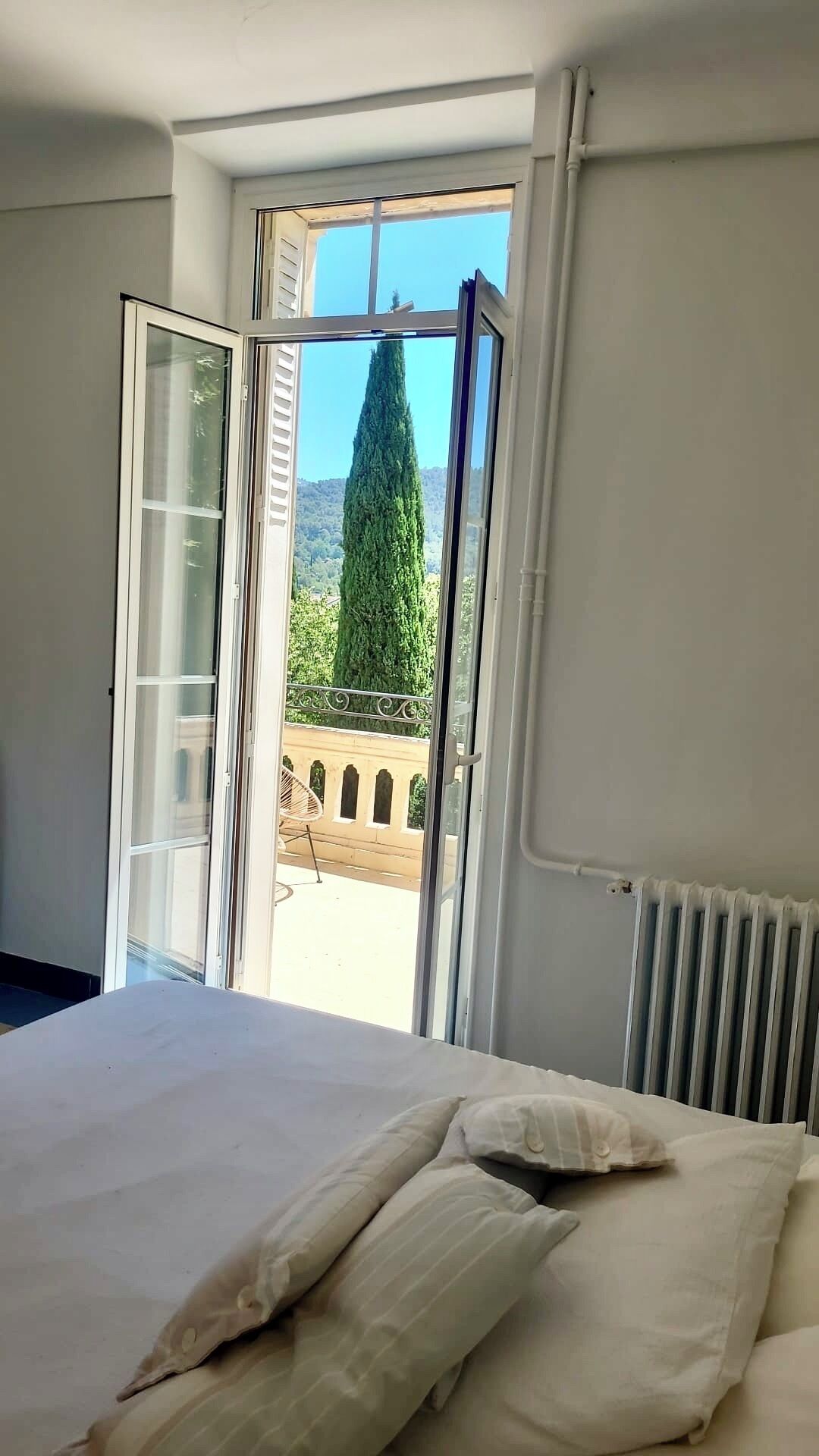 5 bedrooms, iron/ironing board, WiFi, bed sheets