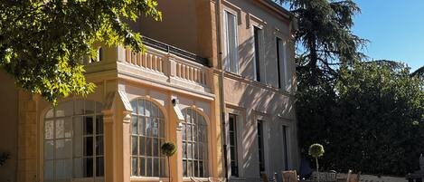 المنشأة من الخارج