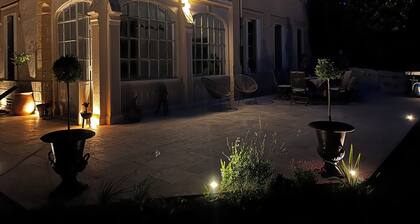 19th century manor house with panoramic view of the Sainte Baume, 15 minutes from the sea