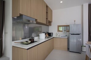 Villa de diseño, 2 habitaciones, vistas a la piscina | Cocina privada | Hervidor eléctrico