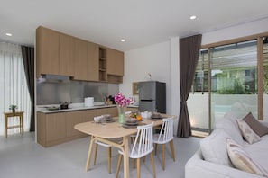 Villa Design, 2 chambres, vue piscine | Coin séjour | Télévision à écran plat de 36 cm avec chaînes par câble