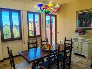 Dining - Hillside Retreat with Garden, 15 min to Lucca (Lucca)
