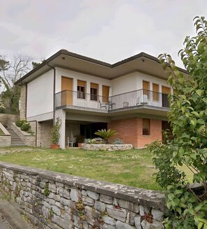 Exterior - Hillside Retreat with Garden, 15 min to Lucca (Lucca)