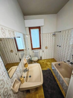 Shower, hair dryer, bidet, towels - Hillside Retreat with Garden, 15 min to Lucca (Lucca)