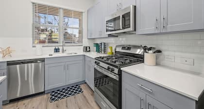 Modern and Cozy Townhome Near Cowboys and Rangers Stadium and DFW Airport