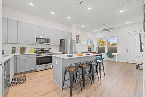 Modern and Cozy Townhome Near Cowboys and Rangers Stadium and DFW Airport