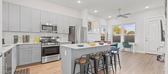 Modern and Cozy Townhome Near Cowboys and Rangers Stadium and DFW Airport