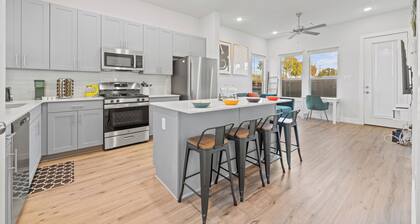 Modern and Cozy Townhome Near Cowboys and Rangers Stadium and DFW Airport
