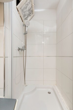 Dutxa, assecador de cabells, tovalloles i sabó 