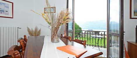 Familienhaus, 2 Schlafzimmer, 2 Bäder, Bergseite (Casa Lina) | Esszimmer