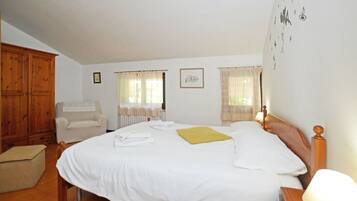 Family House, Multiple Bedrooms, 2 Bathrooms, Mountainside (Casa Lina) | 2 bedrooms, free WiFi, bed sheets