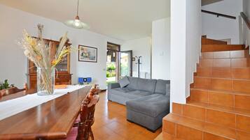 Rumah Keluarga, 2 kamar tidur, 2 kamar mandi, tepi gunung (Casa Lina) | Area keluarga | TV layar datar