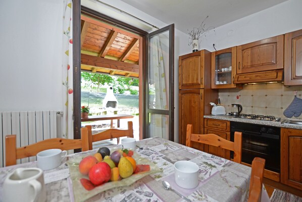 Maison familiale, plusieurs chambres, 2 salles de bains, côté montagne (Oasi E Relax) | Cuisine privée | Réfrigérateur, four à micro-ondes, un four, surface de cuisson