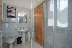 Maison Familiale, plusieurs chambres, 2 salles de bains, côté montagne (Oasi E Relax) | Salle de bain | Douche, bidet, serviettes fournies, savon