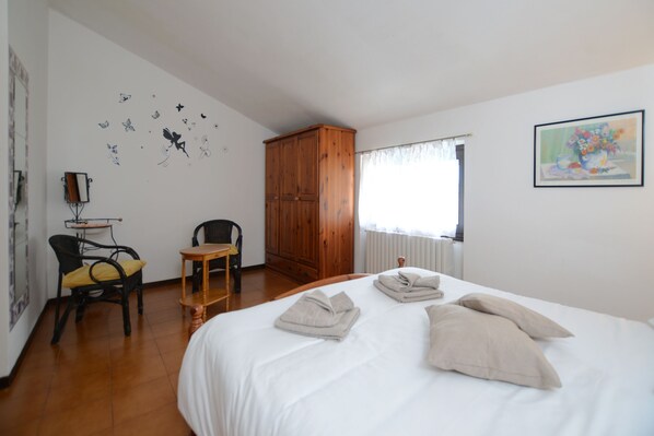 2 bedrooms, WiFi, bed sheets