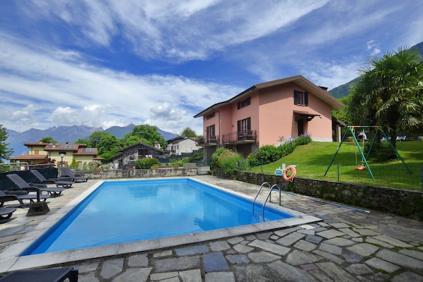 Hồ bơi ngoài trời phục vụ theo mùa