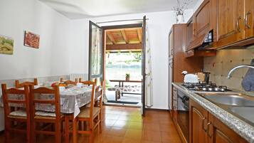 Family House, Multiple Bedrooms, 2 Bathrooms, Mountainside (Oasi E Relax) | Dapur peribadi | Peti sejuk, ketuhar gelombang mikro, ketuhar, dapur