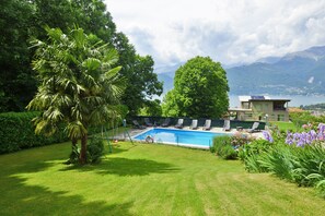 Piscine extérieure en saison