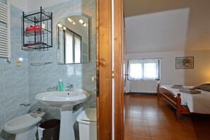 Familienhaus, Mehrere Schlafzimmer, 2 Bäder, Bergseite (Oasi E Relax) | Badezimmer