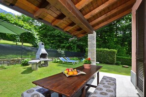 Maison Familiale, plusieurs chambres, 2 salles de bains, côté montagne (Oasi E Relax) | Restauration extérieure