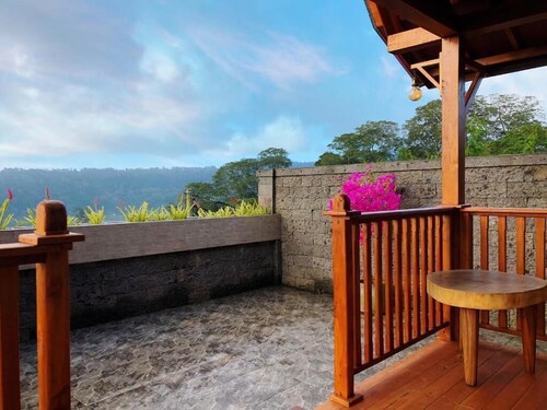 BUYAN LODGE    3-bedroom lodge in marvelous Lake Buyan