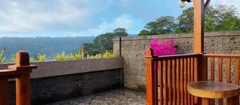 BUYAN LODGE    3-bedroom lodge in marvelous Lake Buyan