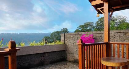 BUYAN LODGE 3-bedroom lodge in marvelous Lake Buyan